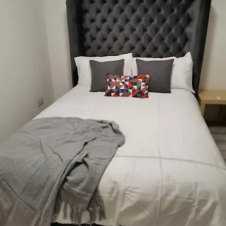 Newly Renovated Cosy 1 Bed Flat, 4 Minutes Walk To Town Centre, 3 Minutes Walk To The Train Station, Free Parking, Modern, Fresh And Spacious Living Room, Netflix Ready Smart Tv, Wifi Wellingborough Exterior photo