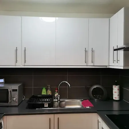 Newly Renovated Cosy 1 Bed Flat, 4 Minutes Walk To Town Centre, 3 Minutes Walk To The Train Station, Free Parking, Modern, Fresh And Spacious Living Room, Netflix Ready Smart Tv, Wifi Wellingborough Exterior photo