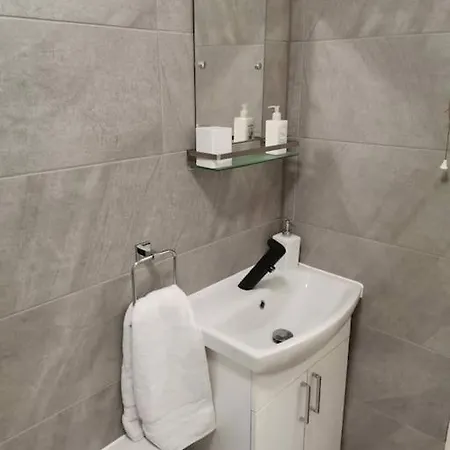 Newly Renovated Cosy 1 Bed Flat, 4 Minutes Walk To Town Centre, 3 Minutes Walk To The Train Station, Free Parking, Modern, Fresh And Spacious Living Room, Netflix Ready Smart Tv, Wifi Wellingborough Exterior photo