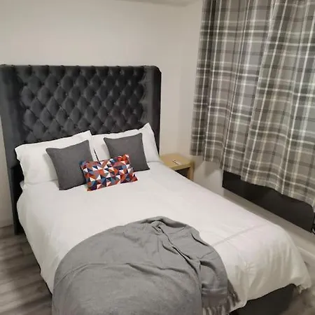 Newly Renovated Cosy 1 Bed Flat, 4 Minutes Walk To Town Centre, 3 Minutes Walk To The Train Station, Free Parking, Modern, Fresh And Spacious Living Room, Netflix Ready Smart Tv, Wifi Wellingborough Exterior photo