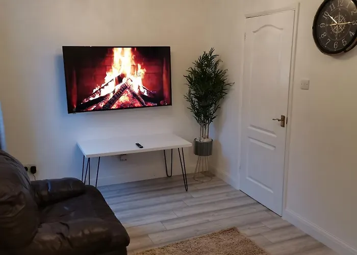 Newly Renovated Cosy 1 Bed Flat, 4 Minutes Walk To Town Centre, 3 Minutes Walk To The Train Station, Free Parking, Modern, Fresh And Spacious Living Room, Netflix Ready Smart Tv, Wifi