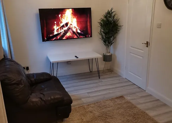 Newly Renovated Cosy 1 Bed Flat, 4 Minutes Walk To Town Centre, 3 Minutes Walk To The Train Station, Free Parking, Modern, Fresh And Spacious Living Room, Netflix Ready Smart Tv, Wifi