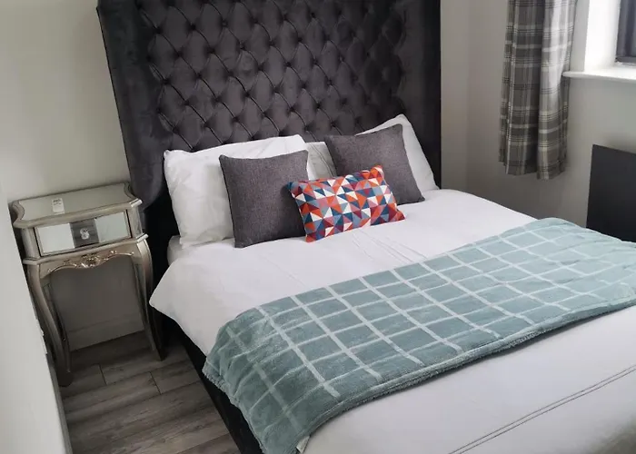 Newly Renovated Cosy 1 Bed Flat, 4 Minutes Walk To Town Centre, 3 Minutes Walk To The Train Station, Free Parking, Modern, Fresh And Spacious Living Room, Netflix Ready Smart Tv, Wifi