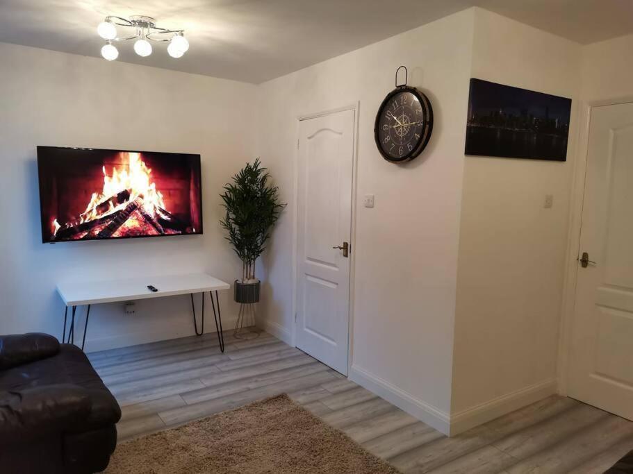 Newly Renovated Cosy 1 Bed Flat, 4 Minutes Walk To Town Centre, 3 Minutes Walk To The Train Station, Free Parking, Modern, Fresh And Spacious Living Room, Netflix Ready Smart Tv, Wifi Apartment *