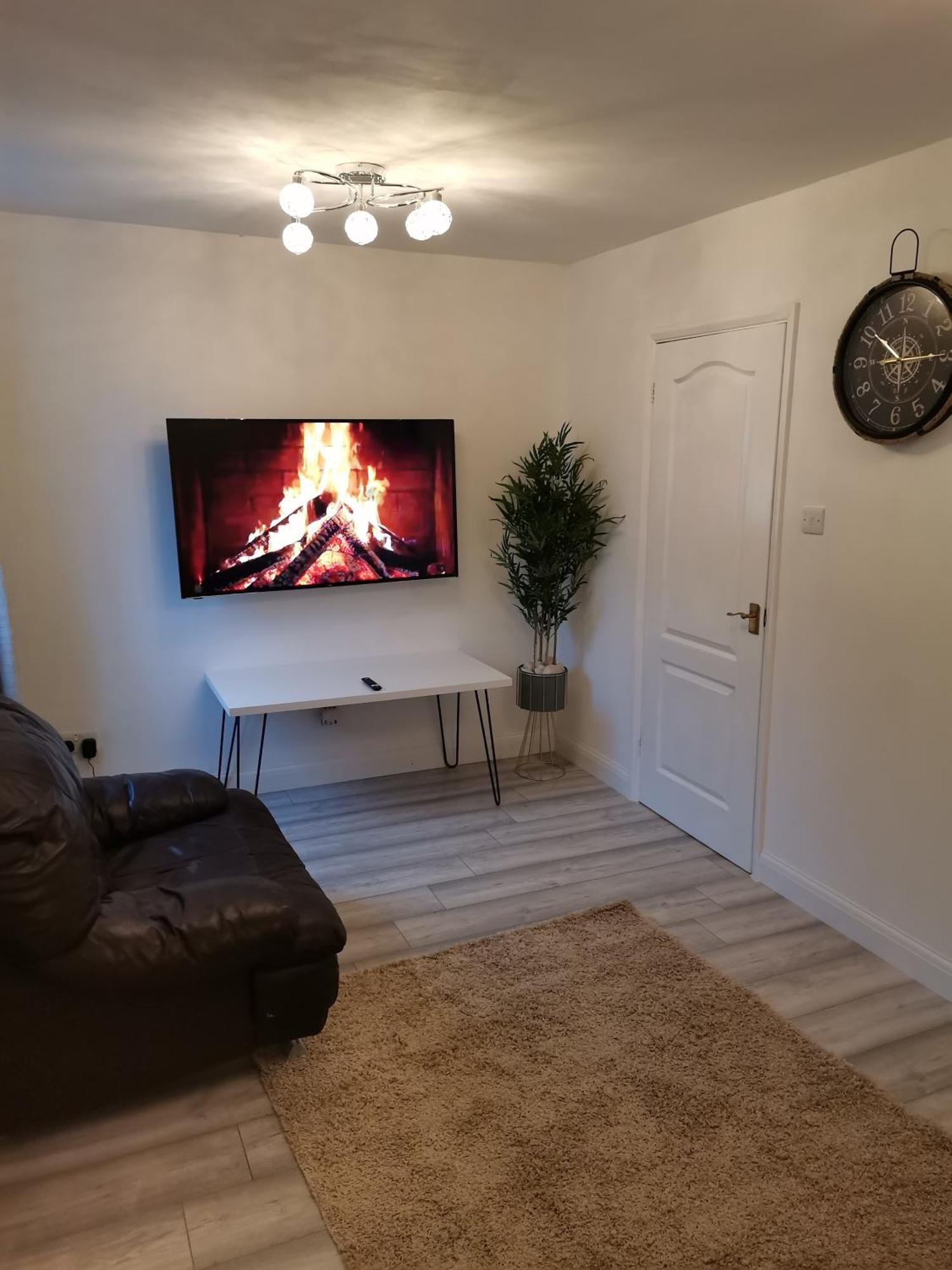 Newly Renovated Cosy 1 Bed Flat, 4 Minutes Walk To Town Centre, 3 Minutes Walk To The Train Station, Free Parking, Modern, Fresh And Spacious Living Room, Netflix Ready Smart Tv, Wifi