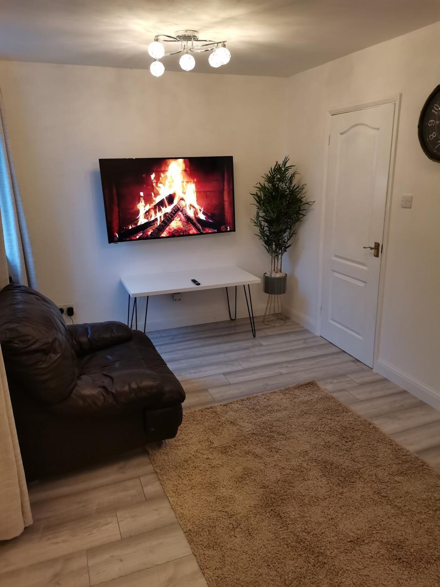 Newly Renovated Cosy 1 Bed Flat, 4 Minutes Walk To Town Centre, 3 Minutes Walk To The Train Station, Free Parking, Modern, Fresh And Spacious Living Room, Netflix Ready Smart Tv, Wifi Apartment Wellingborough