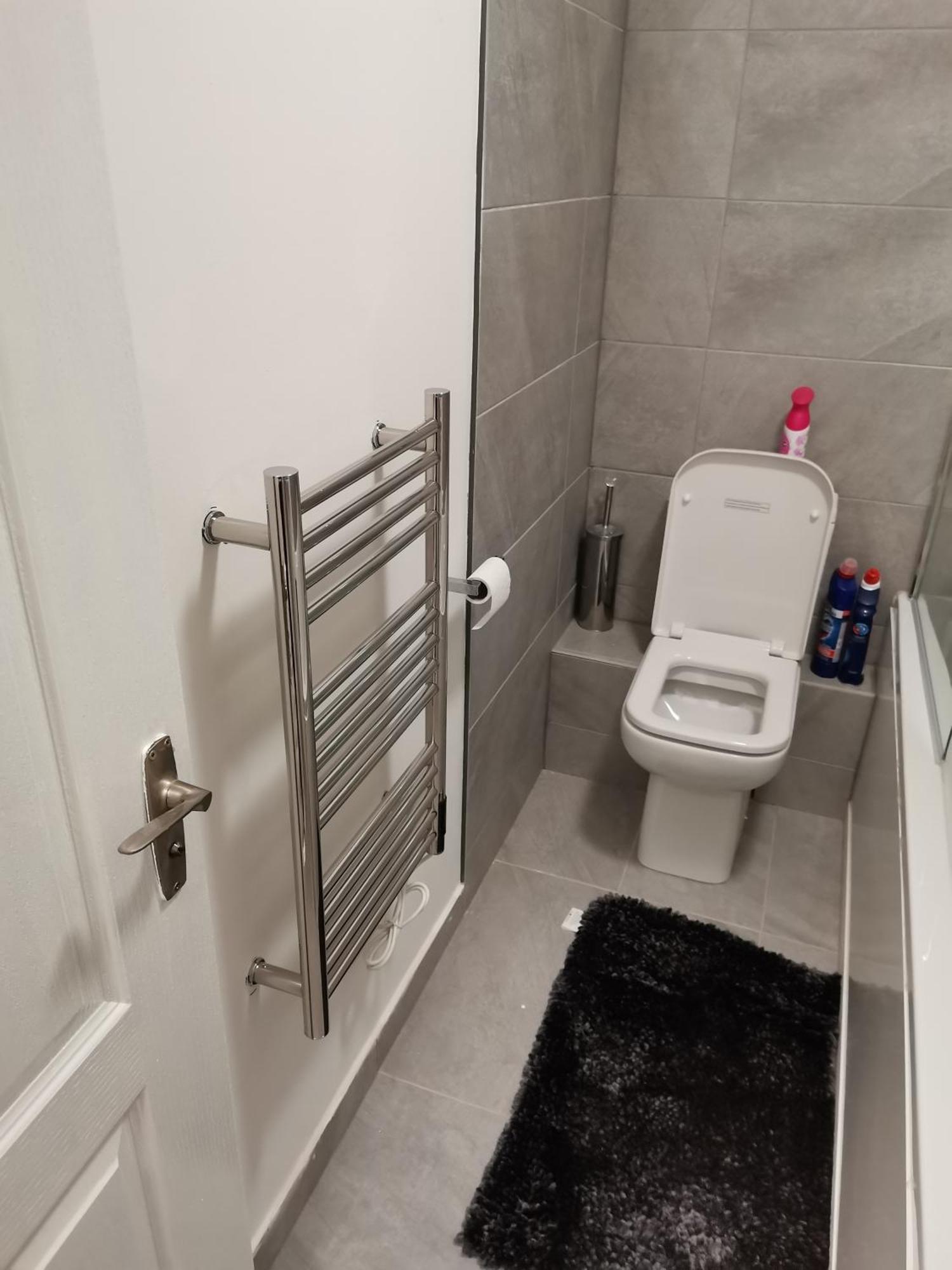 Apartment Newly Renovated Cosy 1 Bed Flat, 4 Minutes Walk To Town Centre, 3 Minutes Walk To The Train Station, Free Parking, Modern, Fresh And Spacious Living Room, Netflix Ready Smart Tv, Wifi