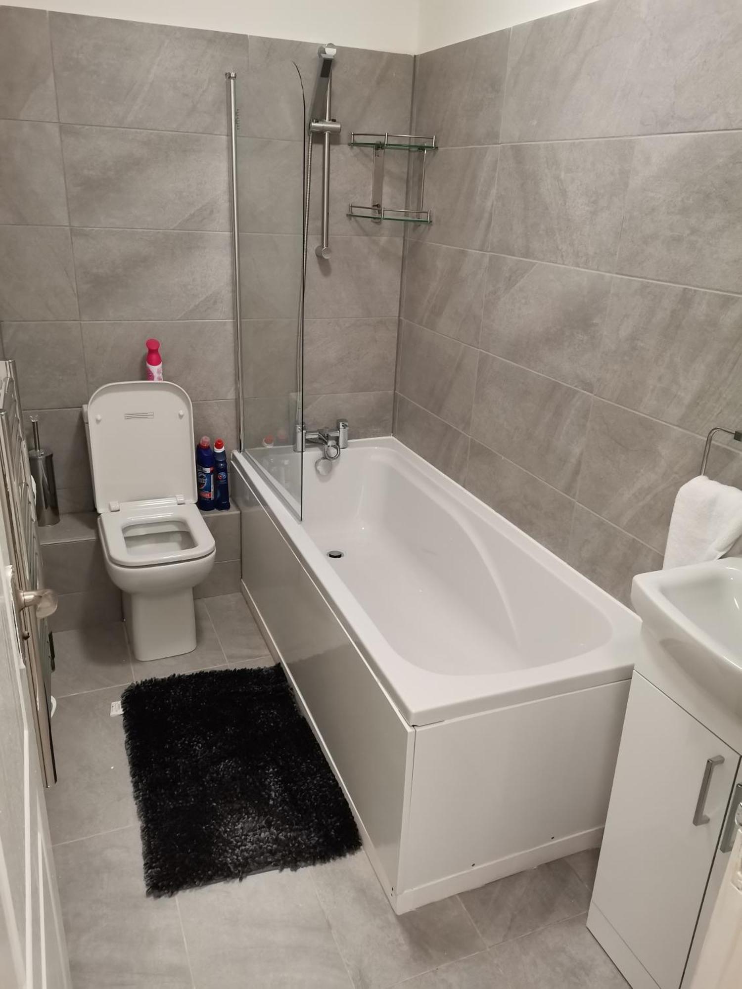 Apartment Newly Renovated Cosy 1 Bed Flat, 4 Minutes Walk To Town Centre, 3 Minutes Walk To The Train Station, Free Parking, Modern, Fresh And Spacious Living Room, Netflix Ready Smart Tv, Wifi