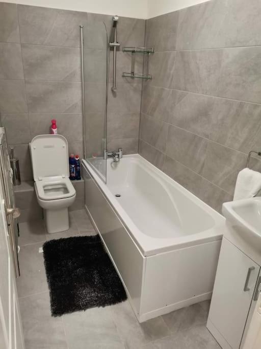 Newly Renovated Cosy 1 Bed Flat, 4 Minutes Walk To Town Centre, 3 Minutes Walk To The Train Station, Free Parking, Modern, Fresh And Spacious Living Room, Netflix Ready Smart Tv, Wifi Apartment