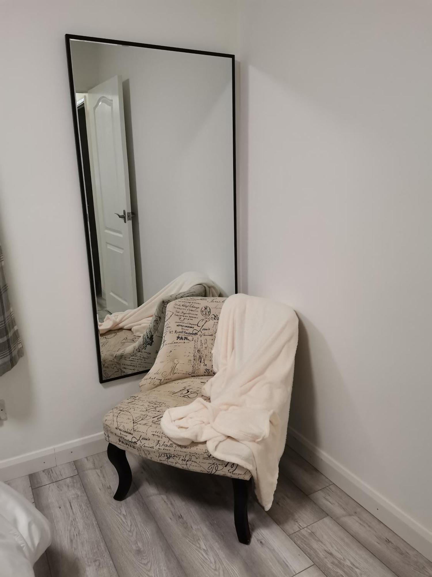 Newly Renovated Cosy 1 Bed Flat, 4 Minutes Walk To Town Centre, 3 Minutes Walk To The Train Station, Free Parking, Modern, Fresh And Spacious Living Room, Netflix Ready Smart Tv, Wifi *