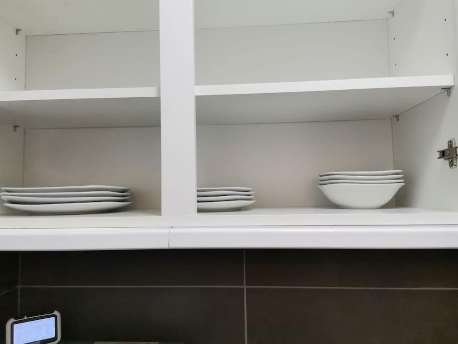 Apartment Newly Renovated Cosy 1 Bed Flat, 4 Minutes Walk To Town Centre, 3 Minutes Walk To The Train Station, Free Parking, Modern, Fresh And Spacious Living Room, Netflix Ready Smart Tv, Wifi *