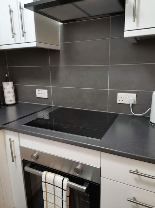 Newly Renovated Cosy 1 Bed Flat, 4 Minutes Walk To Town Centre, 3 Minutes Walk To The Train Station, Free Parking, Modern, Fresh And Spacious Living Room, Netflix Ready Smart Tv, Wifi