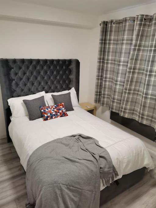 Newly Renovated Cosy 1 Bed Flat, 4 Minutes Walk To Town Centre, 3 Minutes Walk To The Train Station, Free Parking, Modern, Fresh And Spacious Living Room, Netflix Ready Smart Tv, Wifi Apartment *