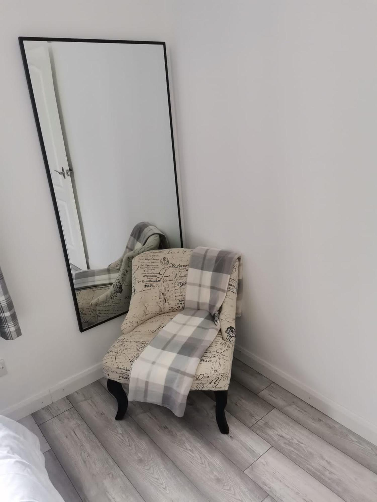 Apartment Newly Renovated Cosy 1 Bed Flat, 4 Minutes Walk To Town Centre, 3 Minutes Walk To The Train Station, Free Parking, Modern, Fresh And Spacious Living Room, Netflix Ready Smart Tv, Wifi *