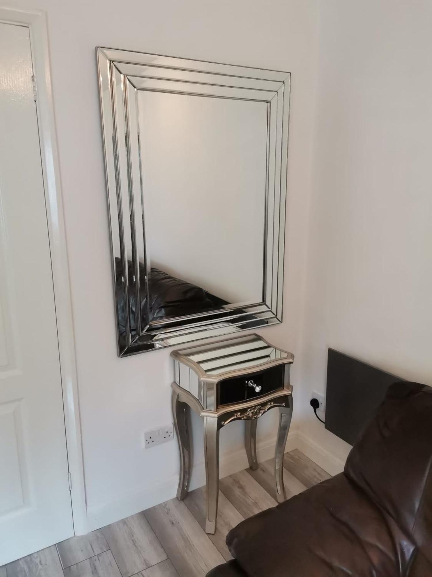 Newly Renovated Cosy 1 Bed Flat, 4 Minutes Walk To Town Centre, 3 Minutes Walk To The Train Station, Free Parking, Modern, Fresh And Spacious Living Room, Netflix Ready Smart Tv, Wifi Apartment