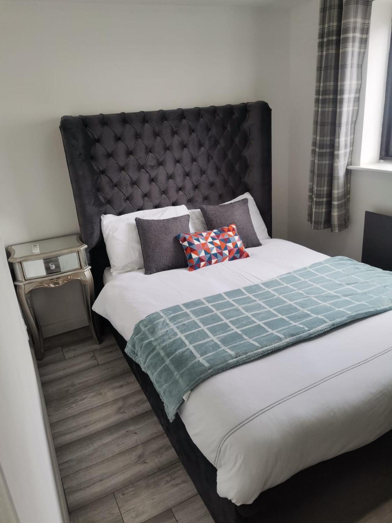 Newly Renovated Cosy 1 Bed Flat, 4 Minutes Walk To Town Centre, 3 Minutes Walk To The Train Station, Free Parking, Modern, Fresh And Spacious Living Room, Netflix Ready Smart Tv, Wifi Apartment *