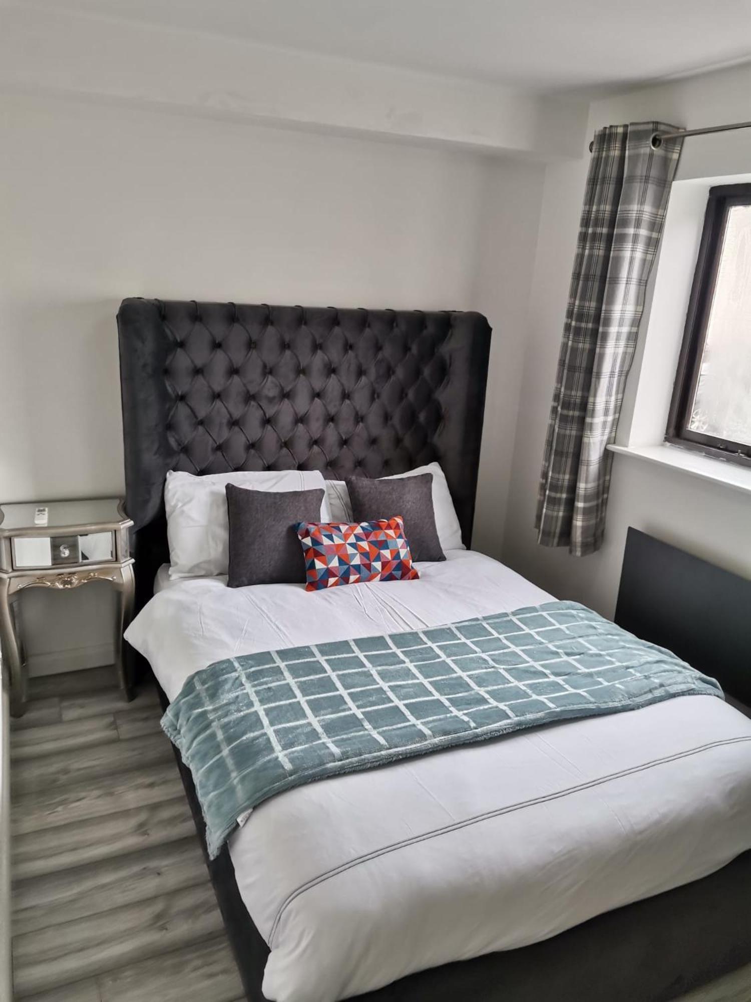 Newly Renovated Cosy 1 Bed Flat, 4 Minutes Walk To Town Centre, 3 Minutes Walk To The Train Station, Free Parking, Modern, Fresh And Spacious Living Room, Netflix Ready Smart Tv, Wifi Apartment Wellingborough