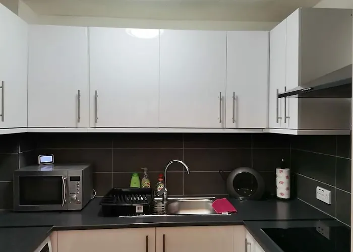 Newly Renovated Cosy 1 Bed Flat, 4 Minutes Walk To Town Centre, 3 Minutes Walk To The Train Station, Free Parking, Modern, Fresh And Spacious Living Room, Netflix Ready Smart Tv, Wifi
