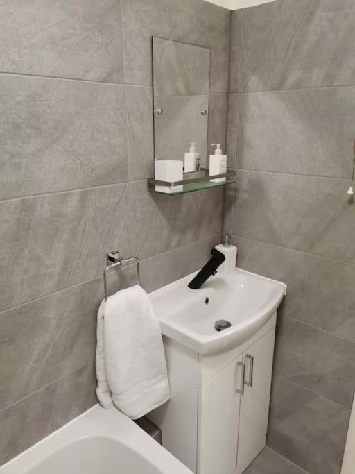 Newly Renovated Cosy 1 Bed Flat, 4 Minutes Walk To Town Centre, 3 Minutes Walk To The Train Station, Free Parking, Modern, Fresh And Spacious Living Room, Netflix Ready Smart Tv, Wifi Wellingborough